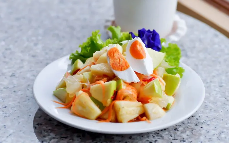 Salad táo trứng giúp là món tráng miệng tuyệt vời