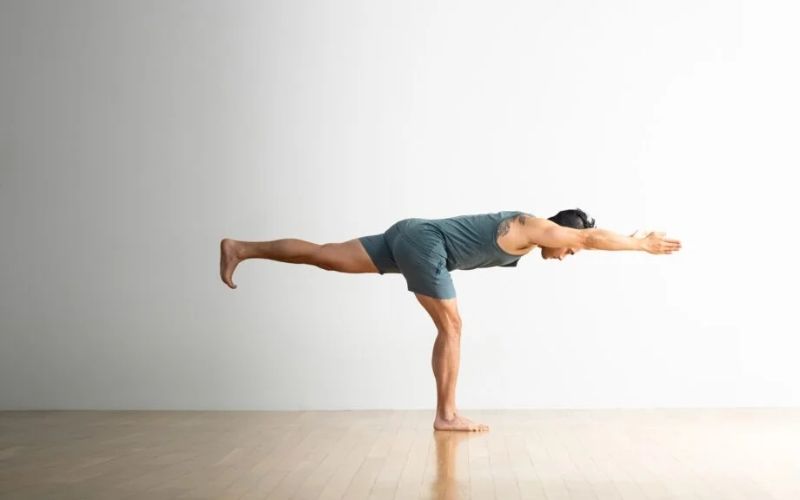 Virabhadrasana III cũng là một tư thế giúp tăng cường lưu thông máu, tạo cho cơ thể tinh thần thoải mái, sức sống. 