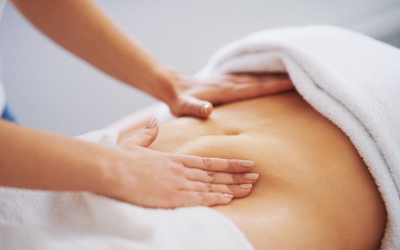 Massage sau sinh bằng rượu gừng  hỗ trợ giảm cân và lưu thông máu