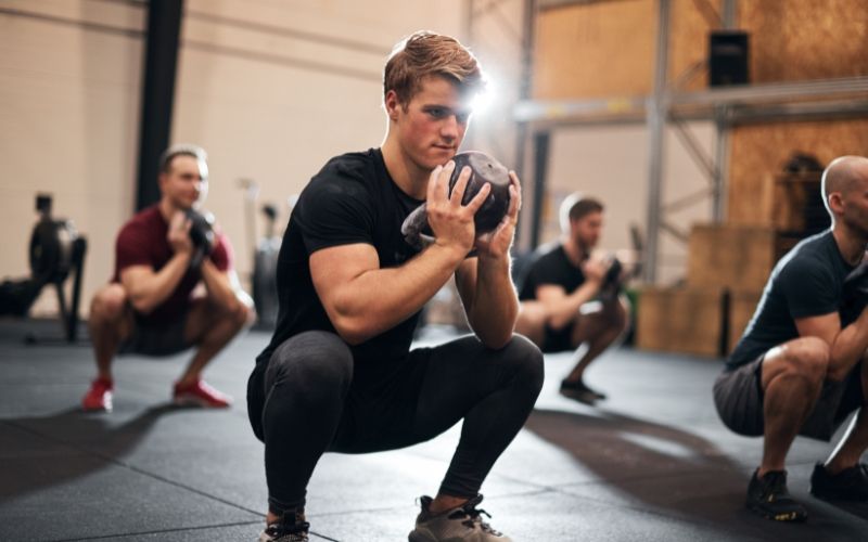 bài tập Squats đơn giản giúp giảm mỡ hông nam nữ hiệu quả