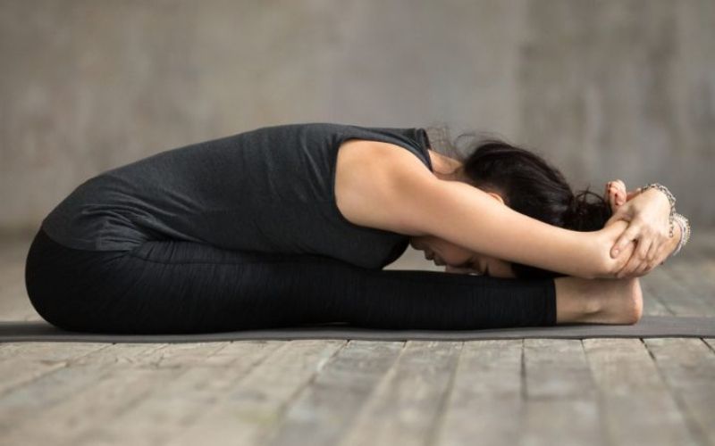 Kiên trì tập yoga mang đến sức khỏe dẻo dai cùng đôi chân thon gọn